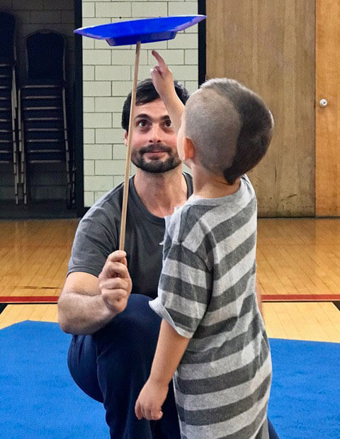 Alejandro Dambrosi jugando con un niño.